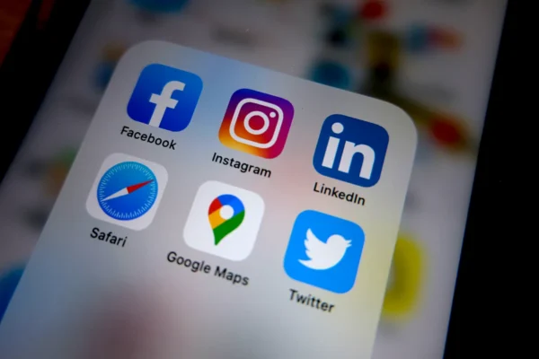 Device home screen icons for social media apps