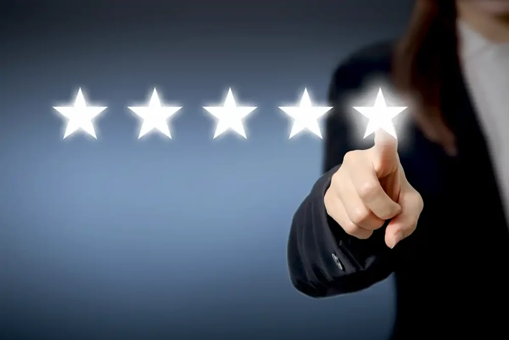 Woman points to a 5 star rating
